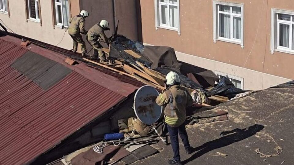 Üsküdar'da binanın çatısı uçtu
