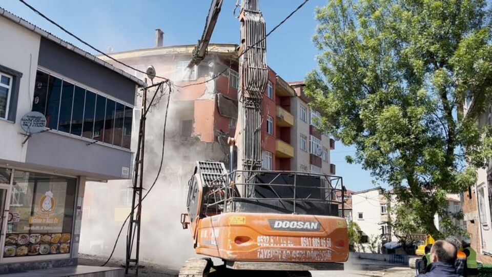 Depremde hasar görmüştü! Kontrollü yıkıldı