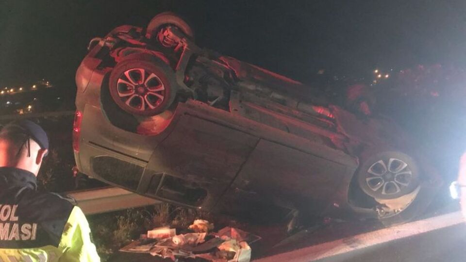 Otomobil, TIR'a arkadan çarptı: 5 yaralı