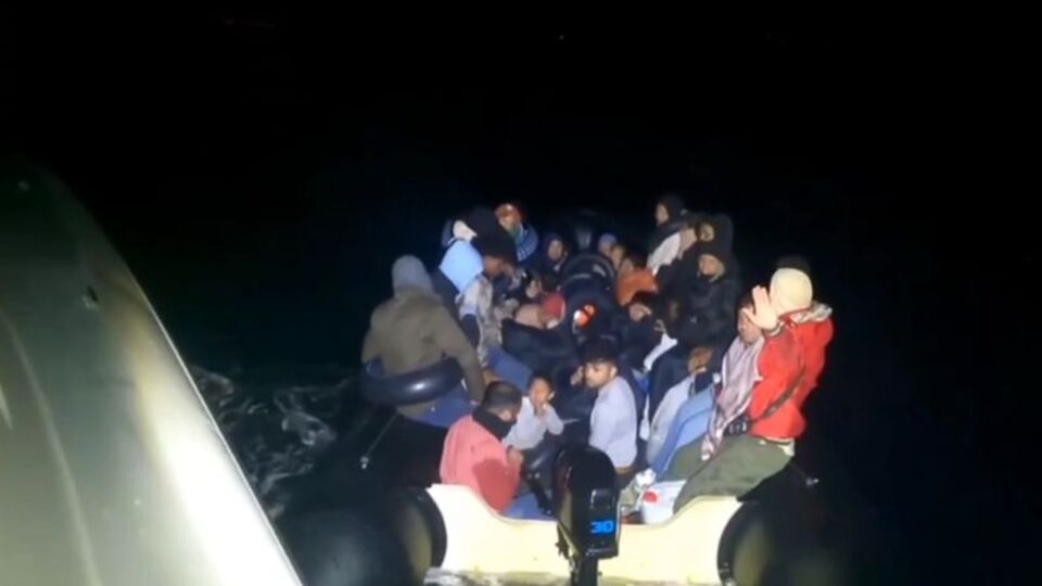 İzmir açıklarında 31 düzensiz göçmen yakalandı