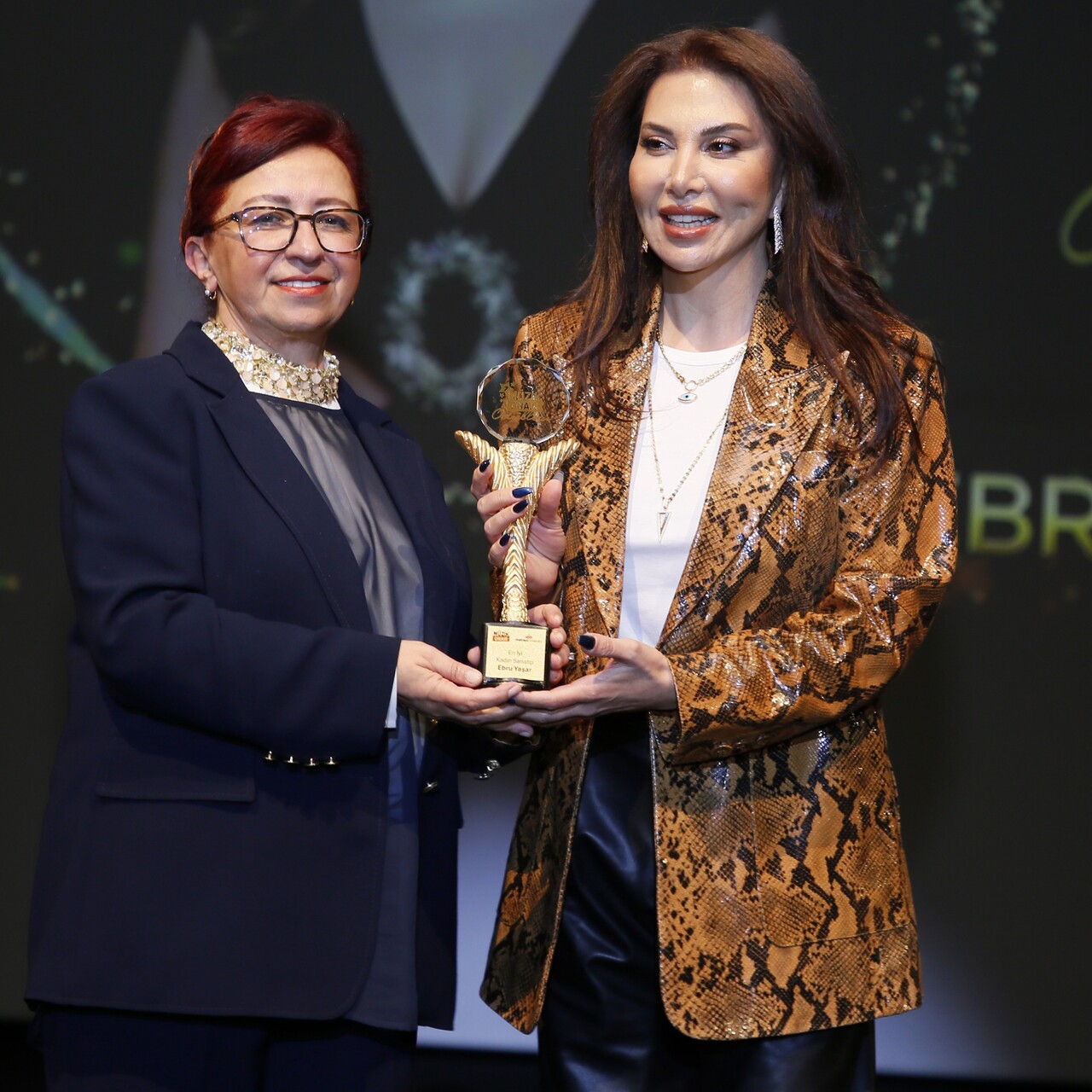 Ebru Yaşar'a iki ödül