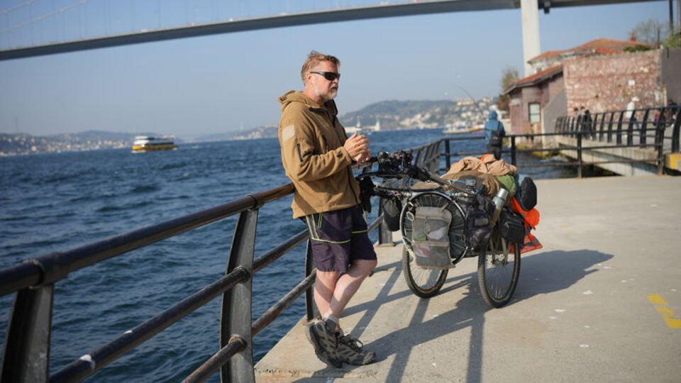 Dünyayı 26 yıldır yürüyerek dolaşan İngiliz İstanbul'da
