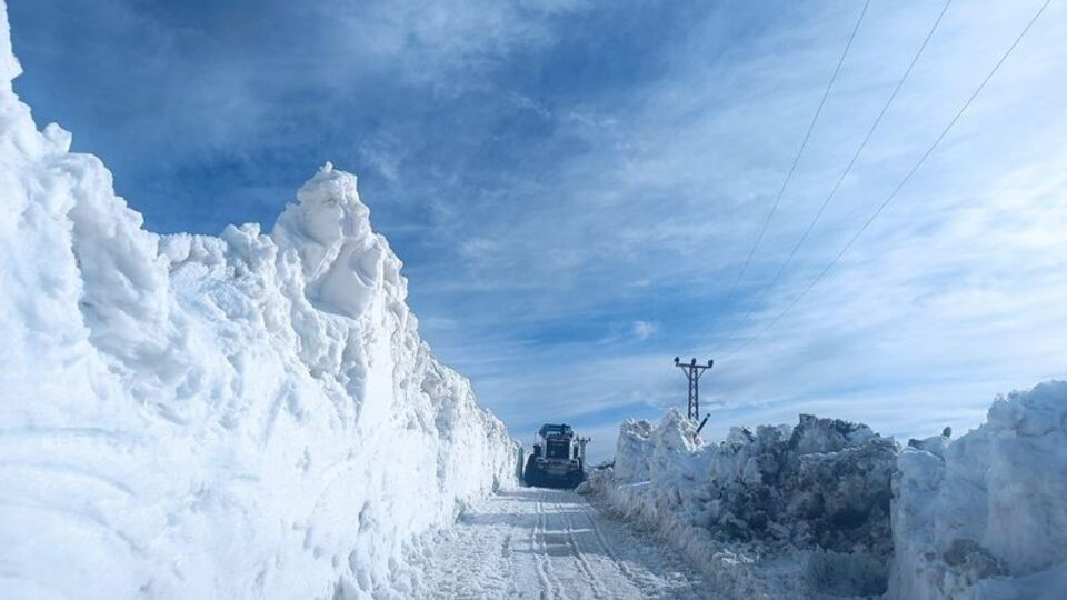 Hakkari'de karla mücadele sürüyor