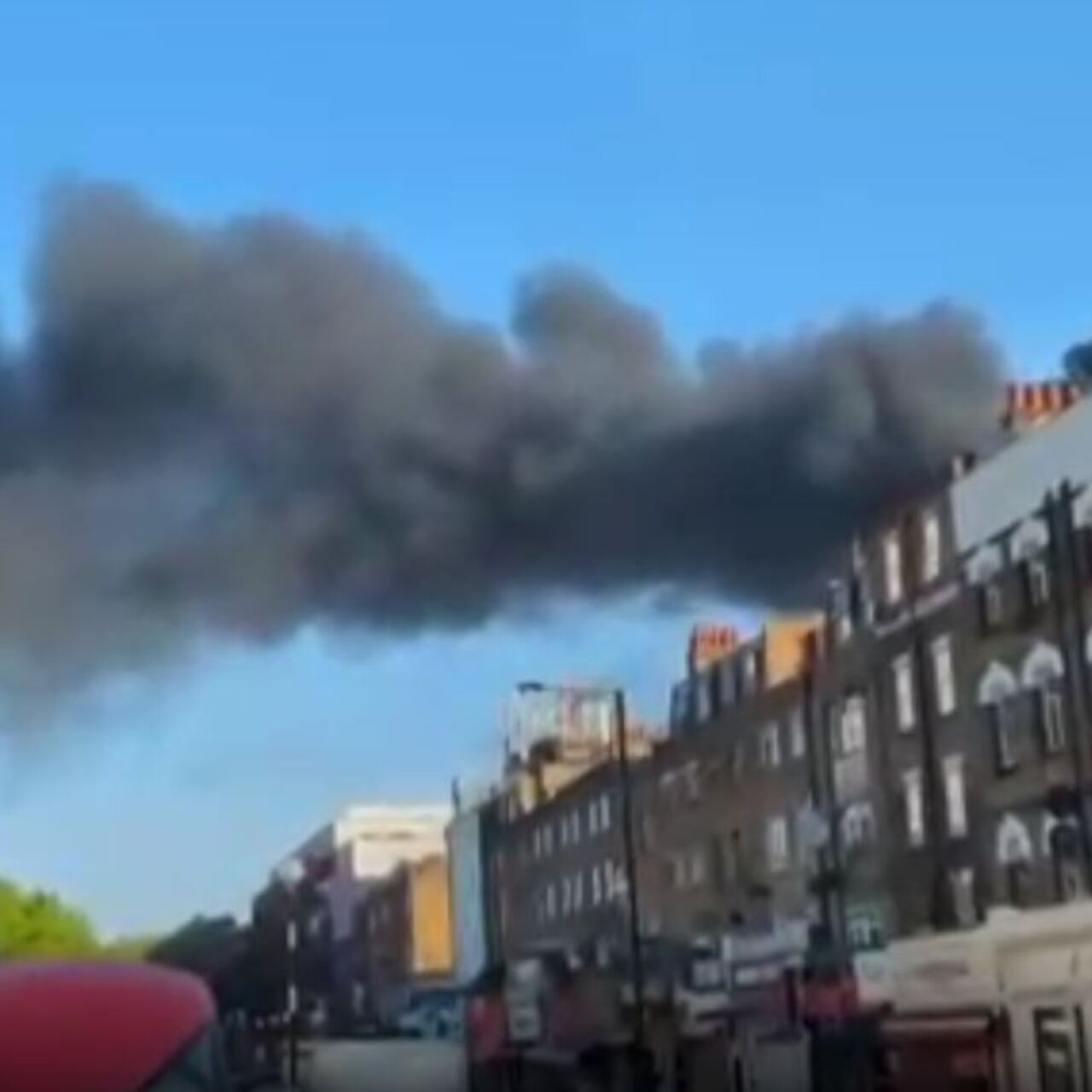 Londra'da yangın: Çok sayıda kişi tahliye edildi