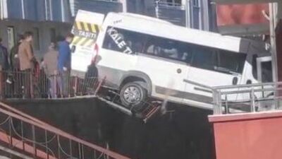 Okul servisi apartmana daldı: 2 yaralı