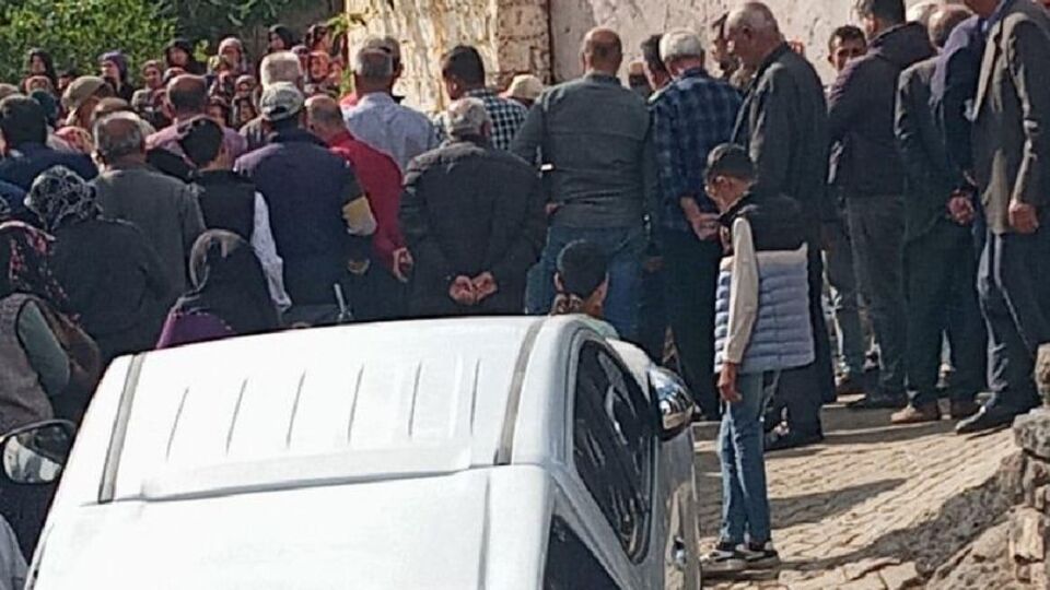 Geri manevra yaparken hamile eşini ezdi!