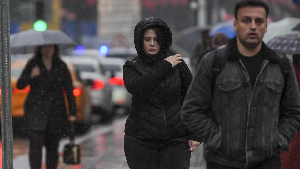 Sağanak yağmur ve fırtına etkili oluyor