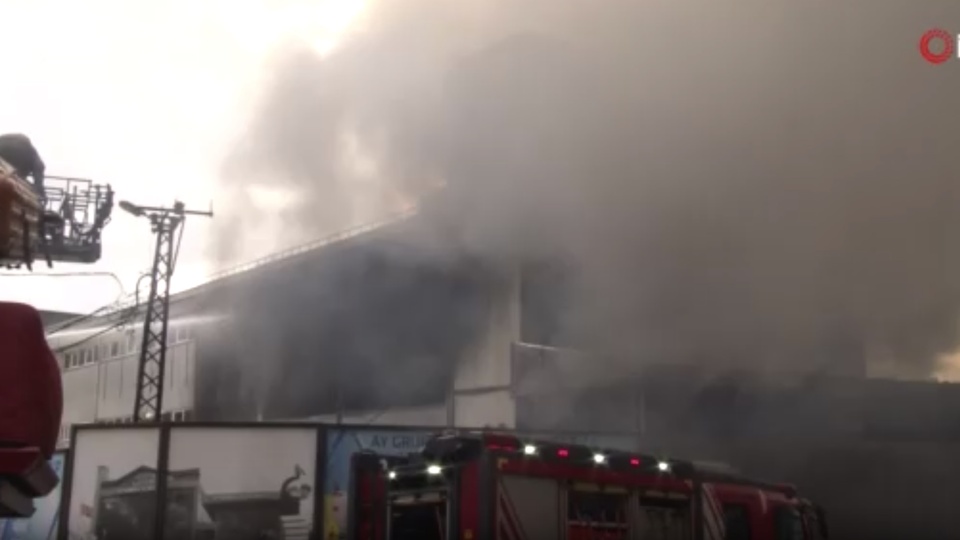 Fabrikaların bulunduğu iş merkezinde yangın