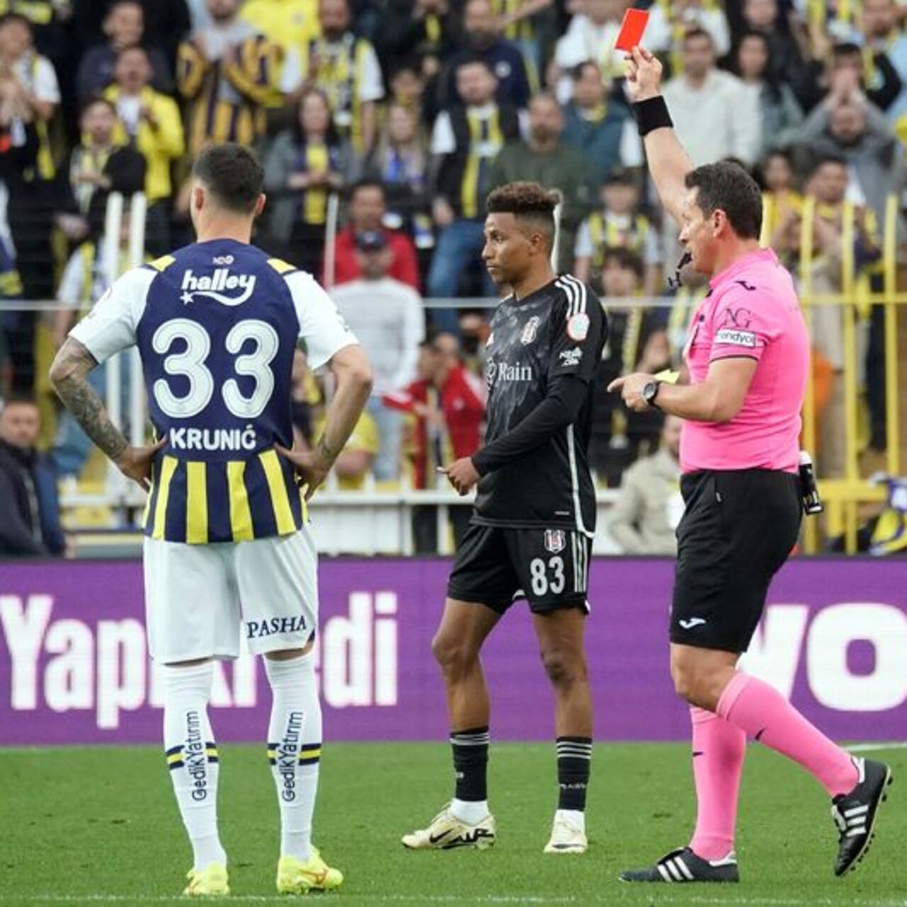 Beşiktaşlı futbolcular derbide kızarıyor!