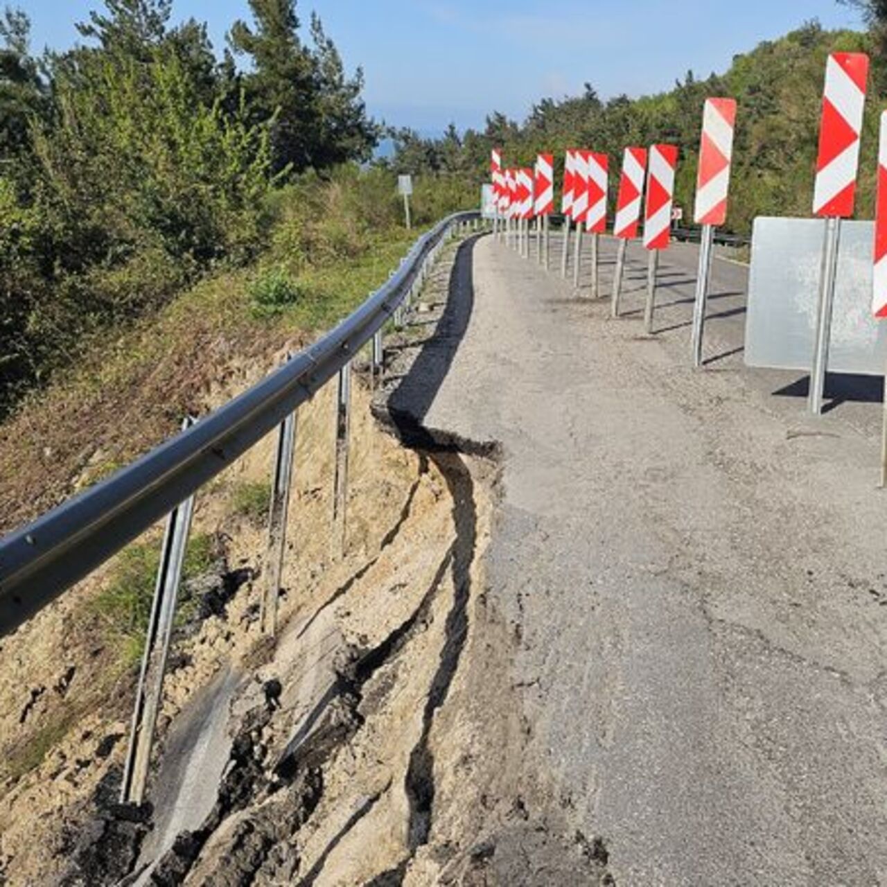 Kastamonu sahil yolunda art arda heyelanlar