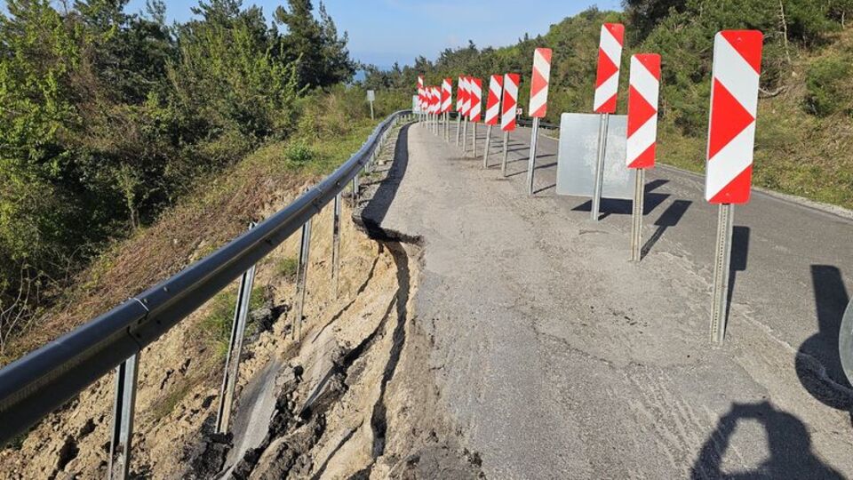 Kastamonu sahil yolunda art arda heyelanlar