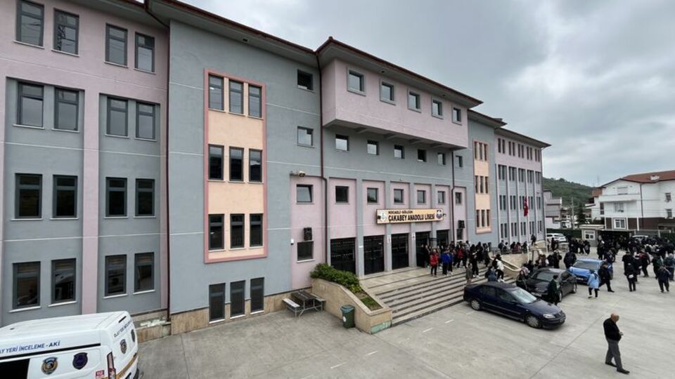 Genç kız 4. kattan düştü! Okulda dehşet!