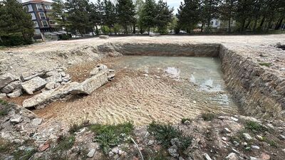 Okul inşaatının temel kazısında bulundu