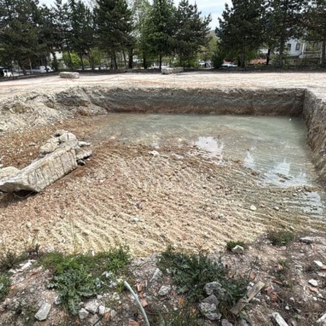 Okul inşaatının temel kazısında bulundu