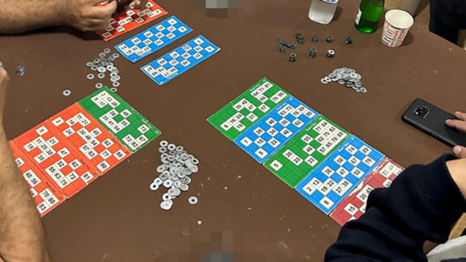 Canlı yayınlanan kumara polis baskını