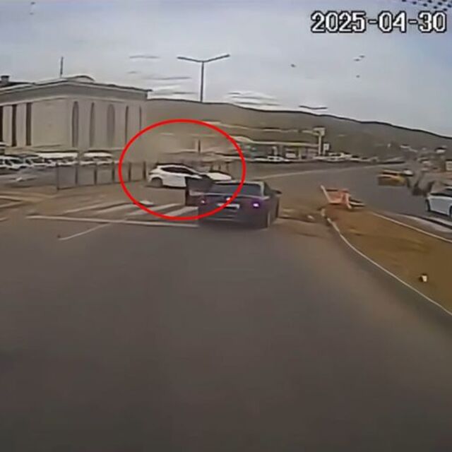 Otomobilin refüje çarptığı kaza kamerada