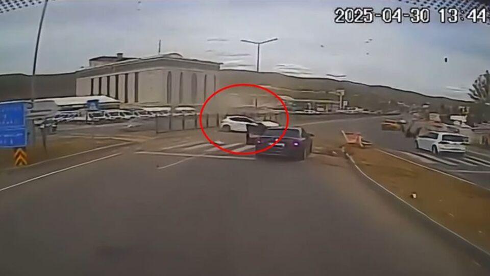 Otomobilin refüje çarptığı kaza kamerada