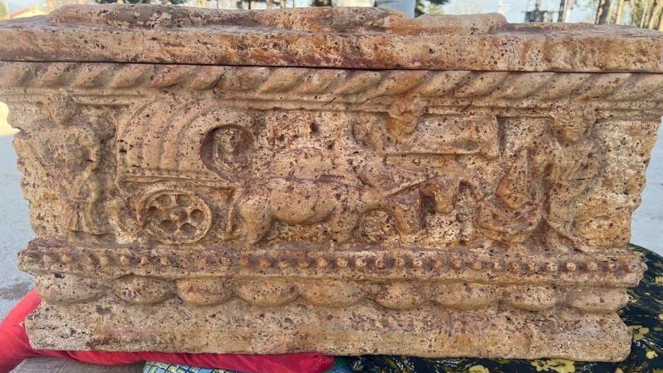 Roma dönemine ait mini lahit ele geçirildi