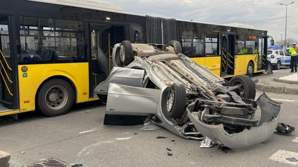 Özel halk otobüsü ile otomobil çarpıştı: 9 yaralı