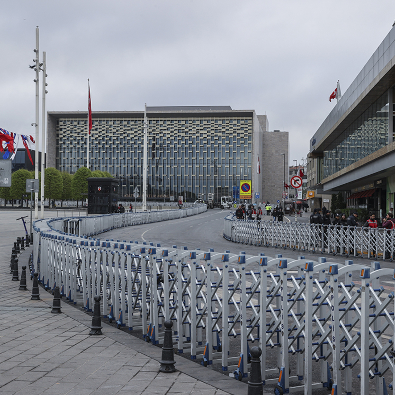 İstanbul'da 1 Mayıs nedeniyle bazı yollar trafiğe kapatıldı