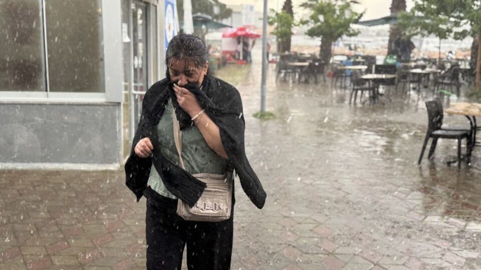 28 il için sarı uyarı! Kuvvetli sağanak yağmur, fırtına ve toz taşınımı