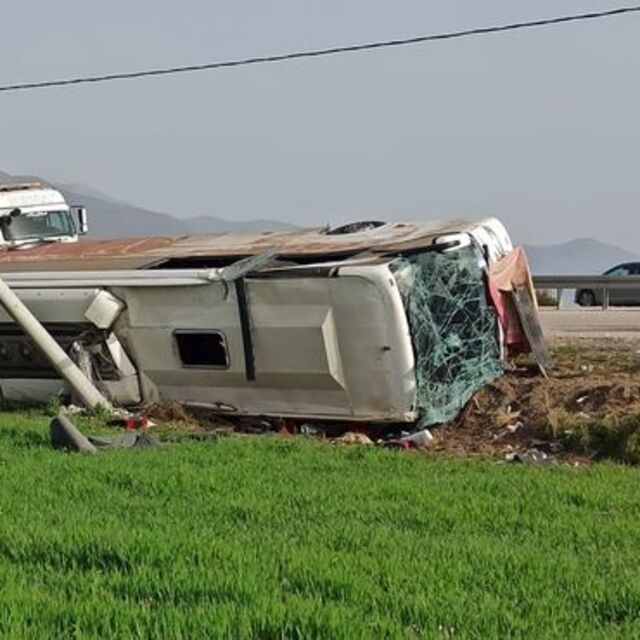 Yolcu otobüsü direğe çarptı! 28 yaralı