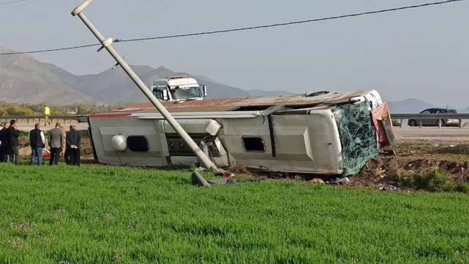 Yolcu otobüsü direğe çarptı! 28 yaralı