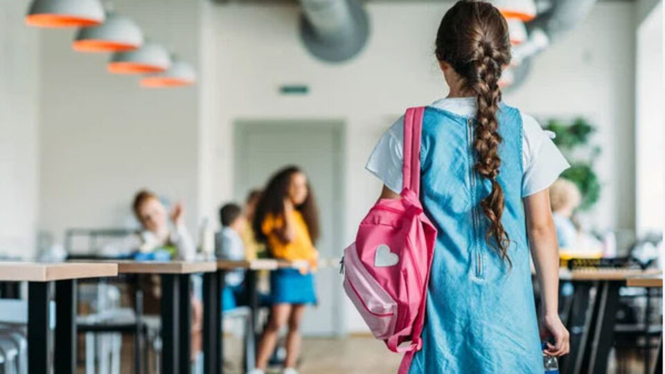 Kız öğrenciler öğretmenlerine anlattı... Okul kantininde taciz!