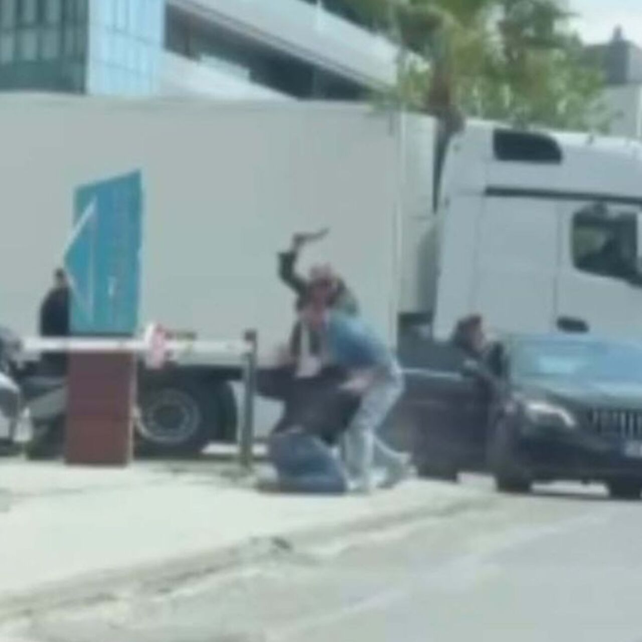 Trafikte satırla saldırmıştı...