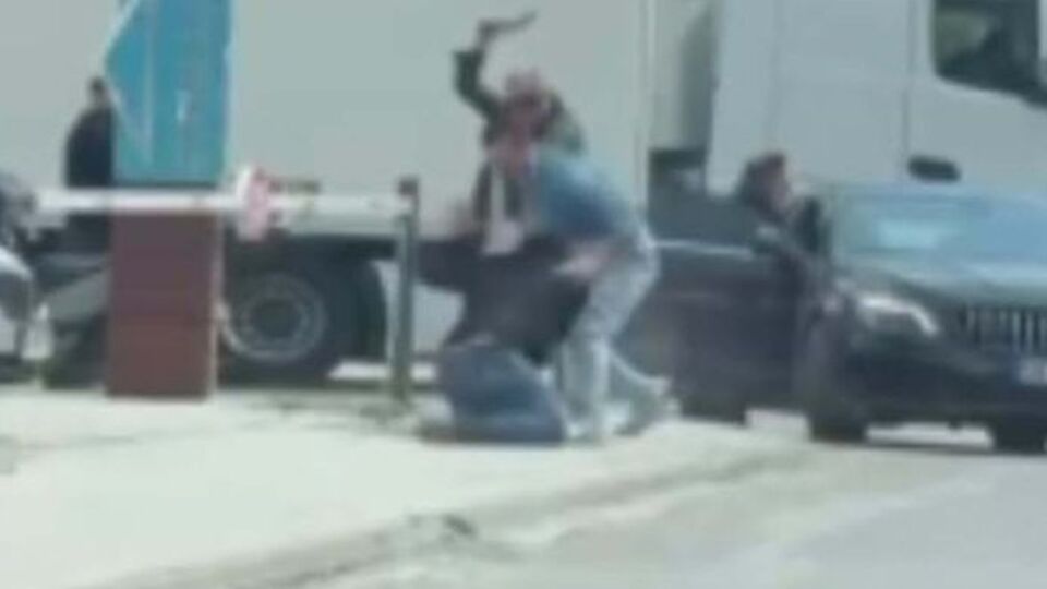 Trafikte satırla saldırmıştı...