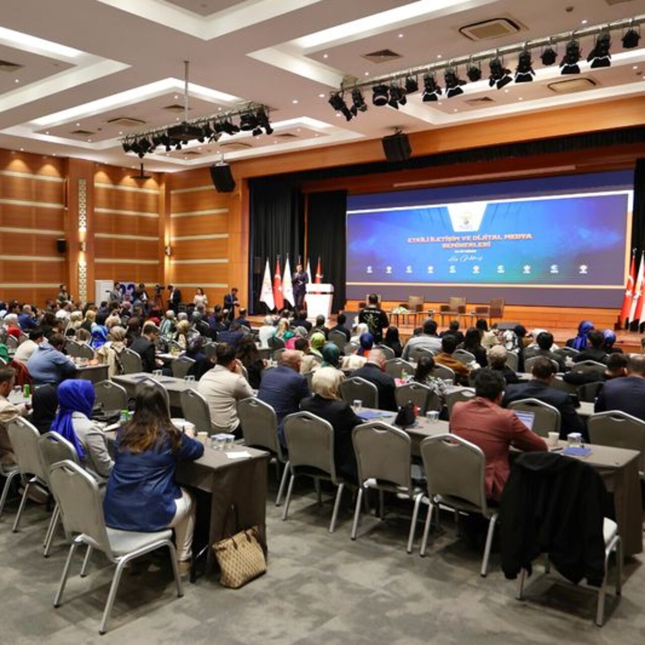 AK Partili yöneticilere 10 hafta eğitim 