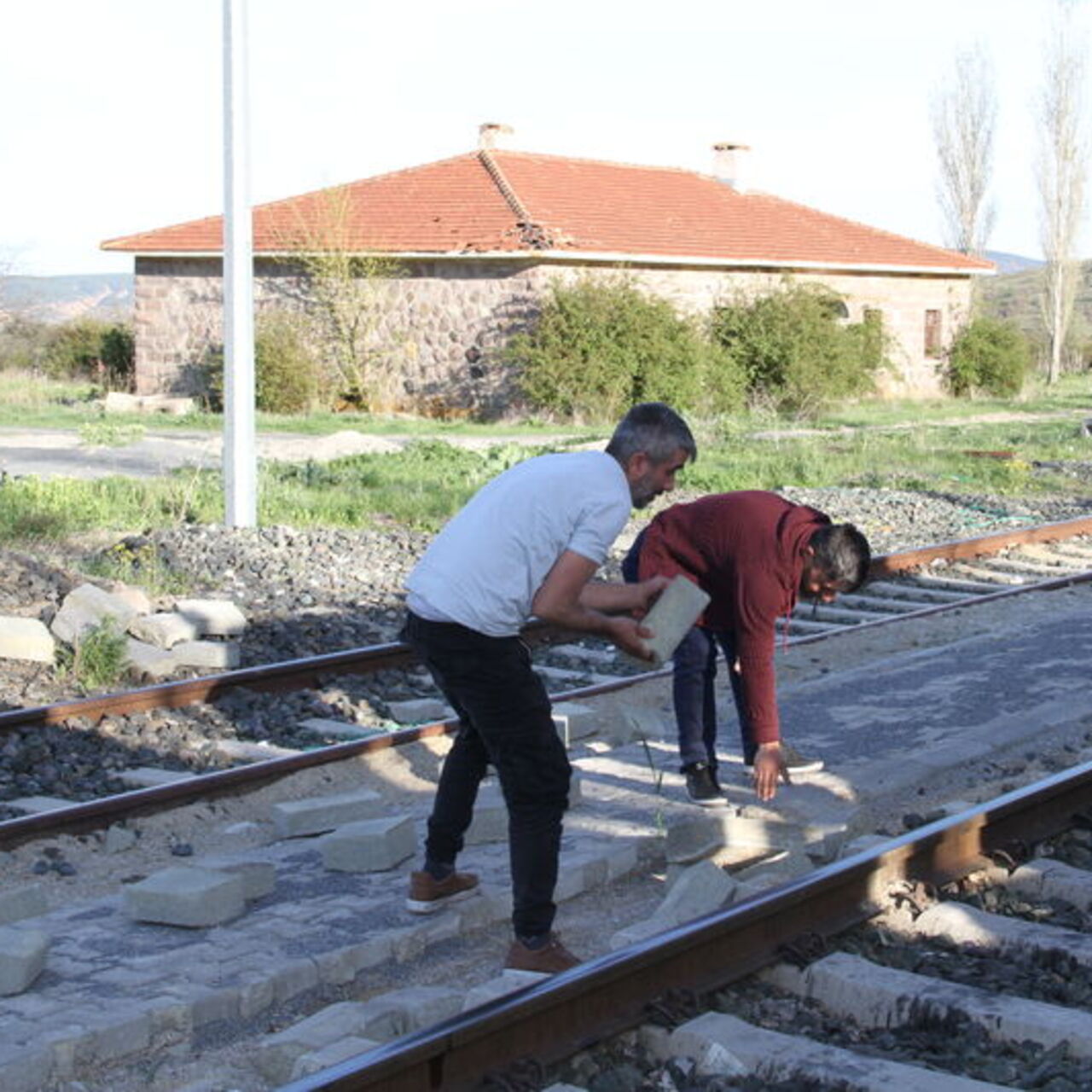 Paralarını alamayınca söküp, parçaladılar