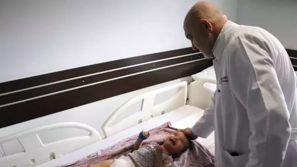 2 yaşındaki çocuğa yanağından alınan yamayla idrar kanalı oluşturuldu