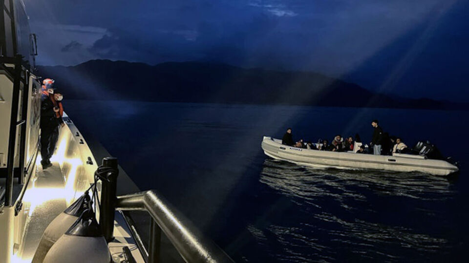 12 düzensiz göçmen kurtarıldı