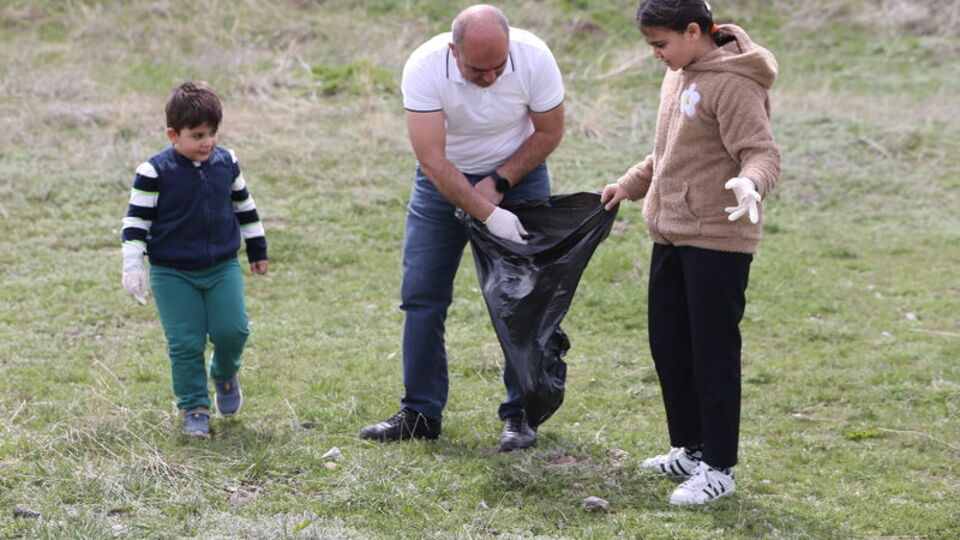 Erzurum'da ecdat yadigarı tabyayı temizlediler
