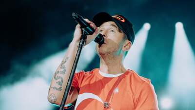 Türk bayraklı tişörtle sahneye çıktı