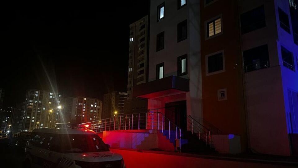 Bıçağın üzerine düşüp yaralandı