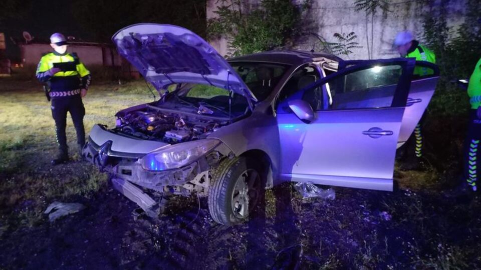 Beton bariyerlere çarparak devrildi