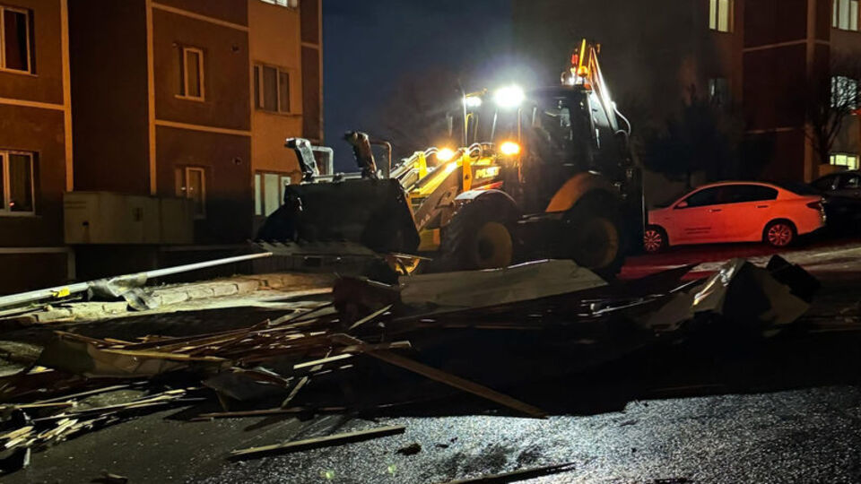 Kuvvetli rüzgar çatıları uçurdu