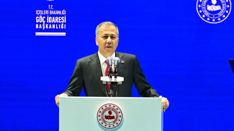 Göçmen kaçakçılarına operasyon!