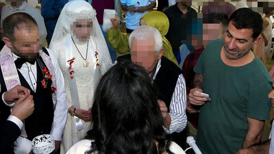 Pastasını yiyor, gazozunu içiyor sonra... Düğün sezonu açılıyor! Bu adama dikkat!