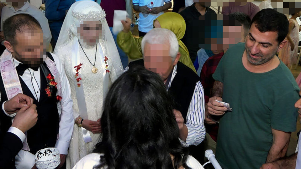 Pastasını yiyor, gazozunu içiyor sonra... Düğün sezonu açılıyor! Bu adama dikkat!