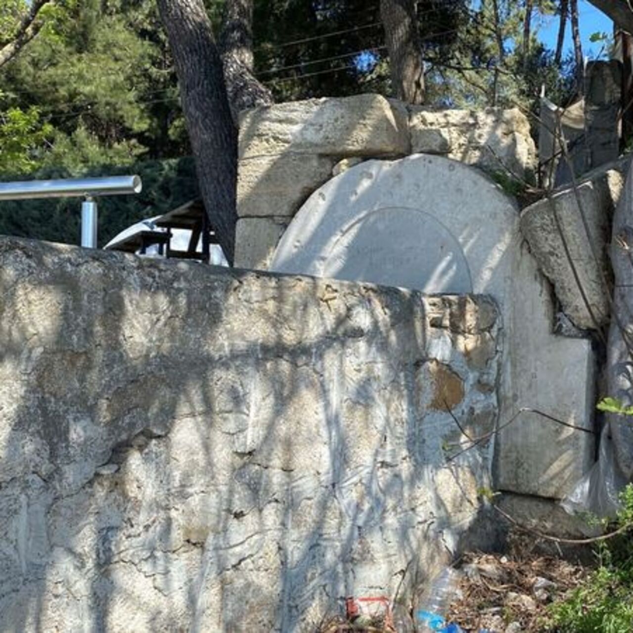 Tarihi çeşme taşı "duvar" oldu