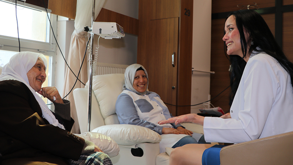 Kemoterapiye kahkahayla giriyorlar