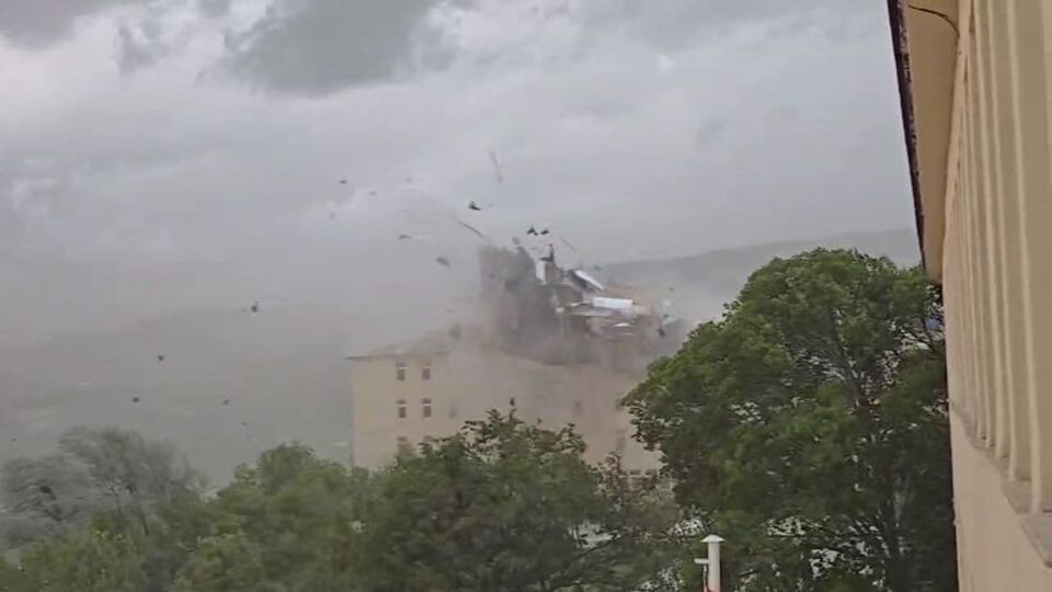 Fırtınada çatı böyle uçtu