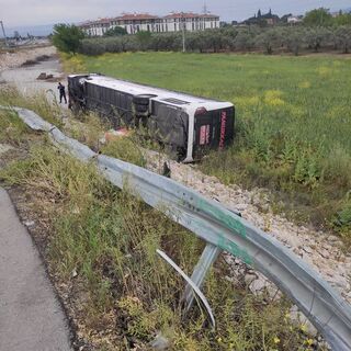 Manisa'da yolcu otobüsü devrildi: 16 yaralı