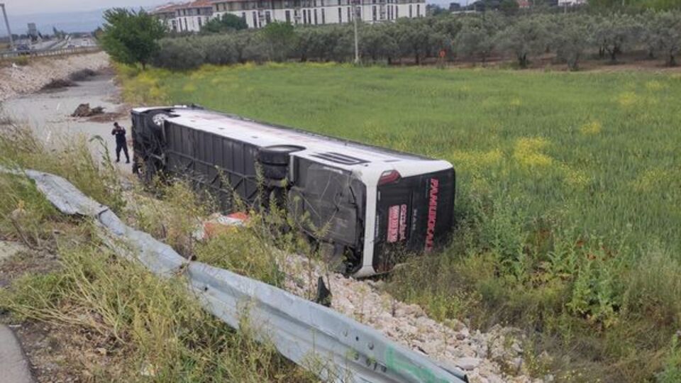 Manisa'da yolcu otobüsü devrildi: 16 yaralı