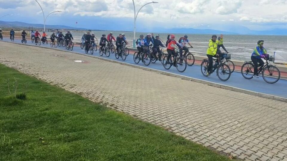 Beyşehir'deki kuraklığa pedalla dikkat çektiler