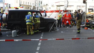 Almanya'da araç kalabalığın içine daldı