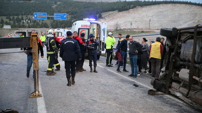 Servis minibüsü kaza yaptı: 18 yaralı
